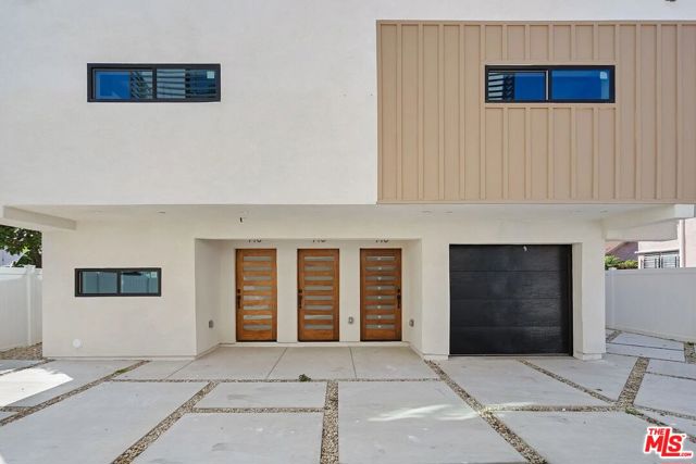 714 W 41st Place, Los Angeles CA: https://media.crmls.org/mediaz/f0ee0c0e-e779-4f10-805e-002d7b73ccd7.jpg