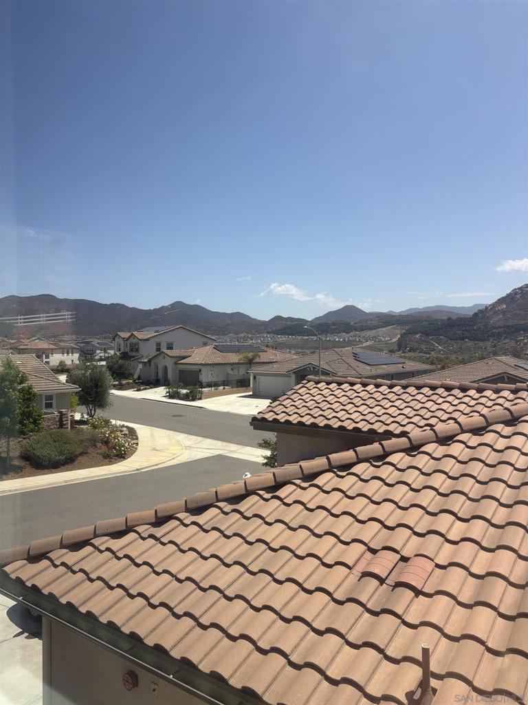 https://media.crmls.org/mediaz/f0eeebd8-66bf-407d-bbb1-5ca994299b64.jpg?preset=X-Large
