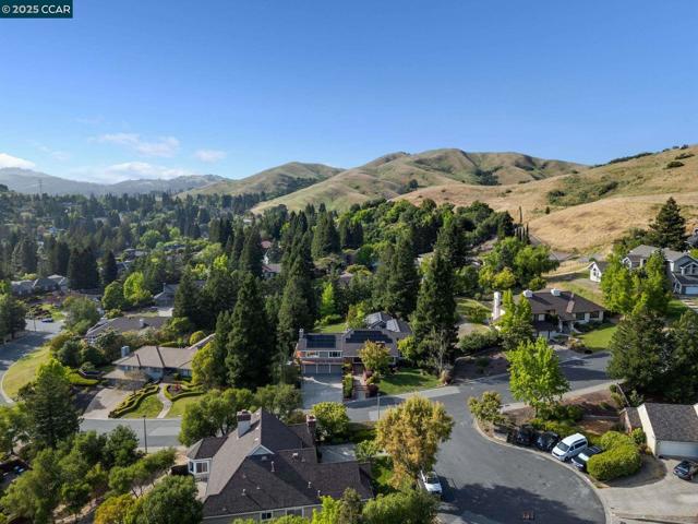 9 Irvine Drive, Moraga CA: https://media.crmls.org/mediaz/f0ef10a7-1d20-48a2-a64d-6fd90a8b6f8c.jpg