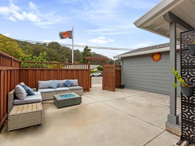 1415 LInda Mar Boulevard, Pacifica CA: https://media.crmls.org/mediaz/f0ef1c9a-2b1e-4089-a551-7b5a06c41580.jpg