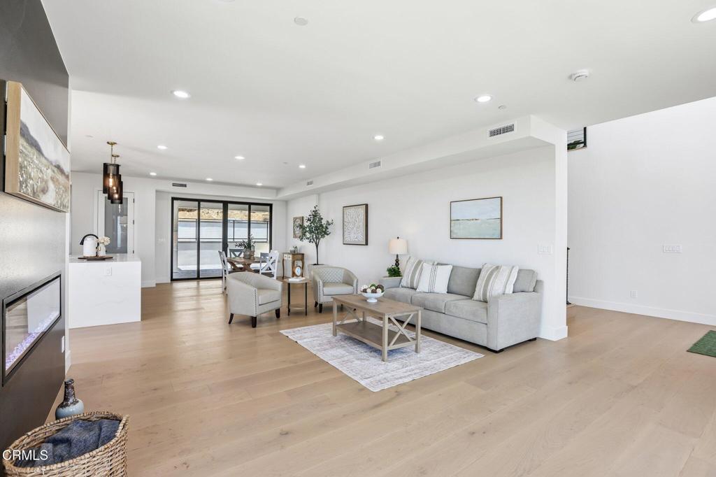 https://media.crmls.org/mediaz/f0f08974-e7a8-4725-9269-1c5716234d4b.jpg?preset=X-Large