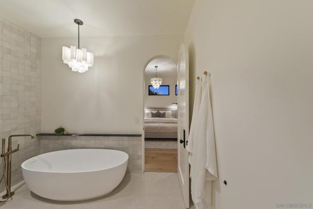 4223 Middlesex Dr, San Diego CA: https://media.crmls.org/mediaz/f0f0c49e-a451-44f0-8212-915937e90734.jpg