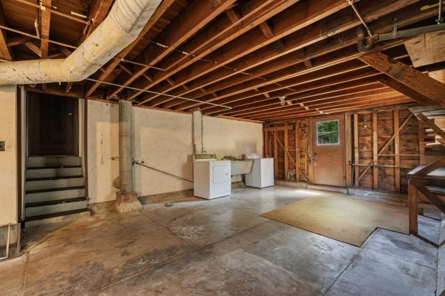 1317 Laguna Avenue, Burlingame CA: https://media.crmls.org/mediaz/f0f0db3e-6c3f-4cef-8732-65e9bffecb14.jpg
