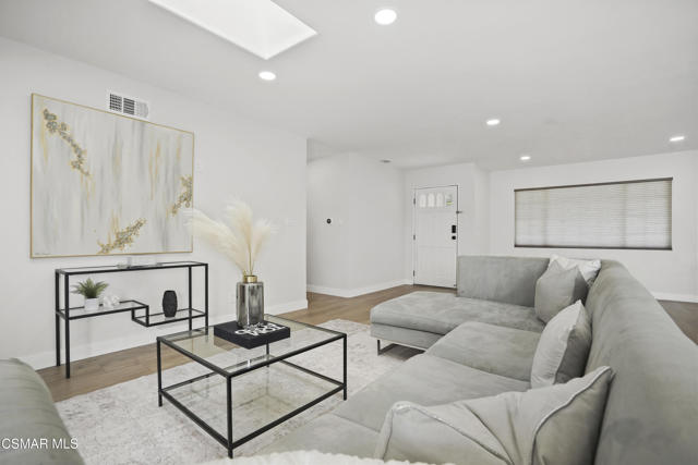 174 Wendy Drive, Thousand Oaks CA: https://media.crmls.org/mediaz/f0f0e402-d0c0-4822-bf1b-a9383e2e7315.jpg