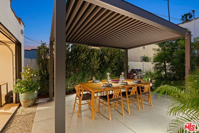 3864 3rd Avenue, Los Angeles CA: https://media.crmls.org/mediaz/f0f0f371-01f0-479b-b8bb-91686193390c.jpg
