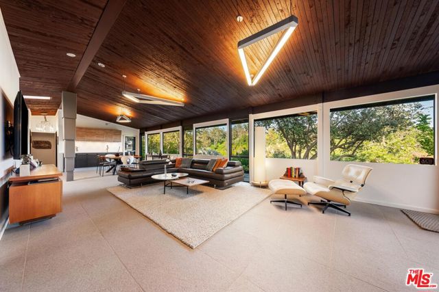 2718 Claray Drive, Los Angeles CA: https://media.crmls.org/mediaz/f0f17c45-8da9-4ef8-a10c-aed537a516f9.jpg