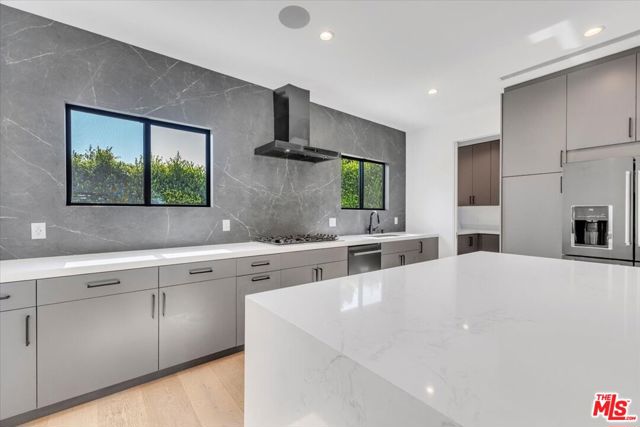 5456 Hazeltine Avenue, Sherman Oaks CA: https://media.crmls.org/mediaz/f0f1837d-1dc0-4520-a146-6451b2749388.jpg