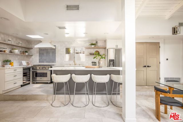 16733 Oak View Drive, Encino CA: https://media.crmls.org/mediaz/f0f1abca-e641-42fc-b1dc-24549b643ede.jpg