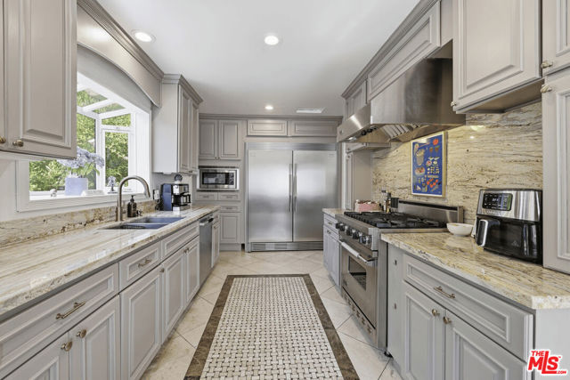 2300 Benedict Canyon Drive photo 12