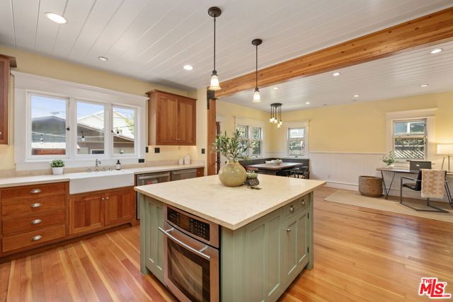 21 Park Avenue, Venice CA: https://media.crmls.org/mediaz/f0f32de0-2e77-4962-a299-951785b0db68.jpg