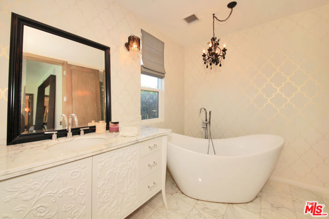 3054 Elvido Drive, Los Angeles CA: https://media.crmls.org/mediaz/f0f46184-7eef-401f-b2ad-3d2eb32ef600.jpg