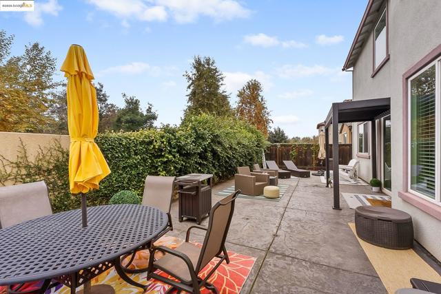 716 Cabada Dr, Brentwood CA: https://media.crmls.org/mediaz/f0f48925-1260-4270-bddf-bc5f08dc39cb.jpg