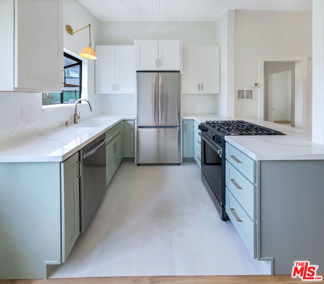 2909 10th Street, Santa Monica CA: https://media.crmls.org/mediaz/f0f49fe4-100e-48fa-b04e-2f912de5bff1.jpg