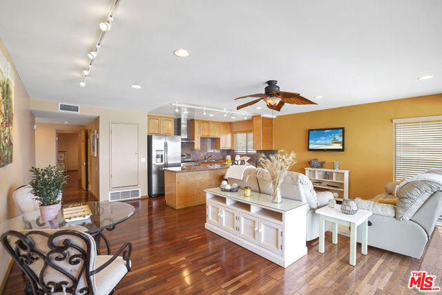25200 Malibu Road, Malibu CA: https://media.crmls.org/mediaz/f0f67ee9-4065-4e8c-81e2-dac3dcf510fe.jpg