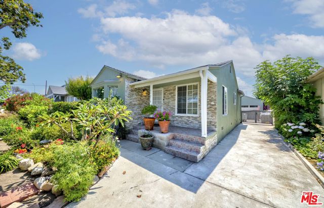 11210 Mcdonald Street, Culver City CA: https://media.crmls.org/mediaz/f0f72d1a-9a58-4e52-bcb9-46eae68df8ab.jpg
