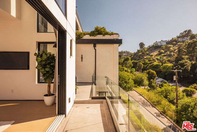 3920 Knobhill Drive, Sherman Oaks CA: https://media.crmls.org/mediaz/f0f7b828-0ca9-472e-8619-e17f358a087f.jpg