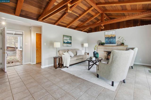 1810 Meadow Lane, Walnut Creek CA: https://media.crmls.org/mediaz/f0f7d6b7-c0c4-46aa-9481-e90cb3485f48.jpg