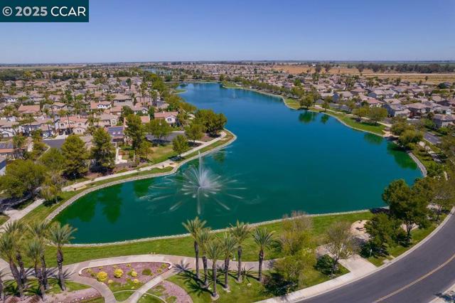 2078 Bridgeport Loop, Discovery Bay CA: https://media.crmls.org/mediaz/f0f92a91-088a-46ad-9b33-4250bd46afa2.jpg