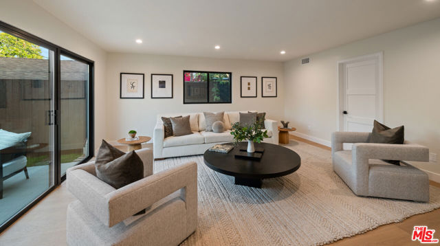 3524 Maplewood Avenue, Los Angeles CA: https://media.crmls.org/mediaz/f0f93d62-f0d8-4056-ab8e-e9ccb961a677.jpg