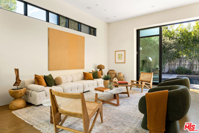 8732 Rangely Avenue, West Hollywood CA: https://media.crmls.org/mediaz/f0f9569d-94d9-4f6f-901e-60b3c66535ed.jpg