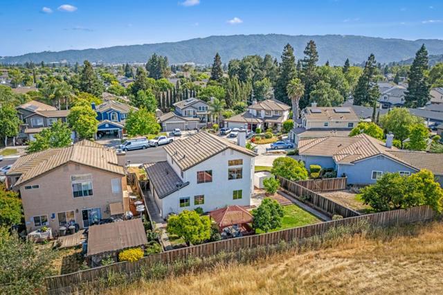 9082 Spencer Court, Gilroy CA: https://media.crmls.org/mediaz/f0fa2d16-e5e1-4bdc-a541-3b4820bc3d15.jpg