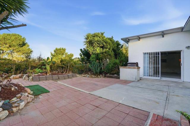 4985 Pacifica, San Diego CA: https://media.crmls.org/mediaz/f0fa5319-8393-48ef-aeaf-0101a36ea894.jpg