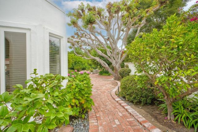 5002 Mycenae Way, Oceanside CA: https://media.crmls.org/mediaz/f0fc21f9-628c-4d98-aaa4-16d2ed41f1a0.jpg