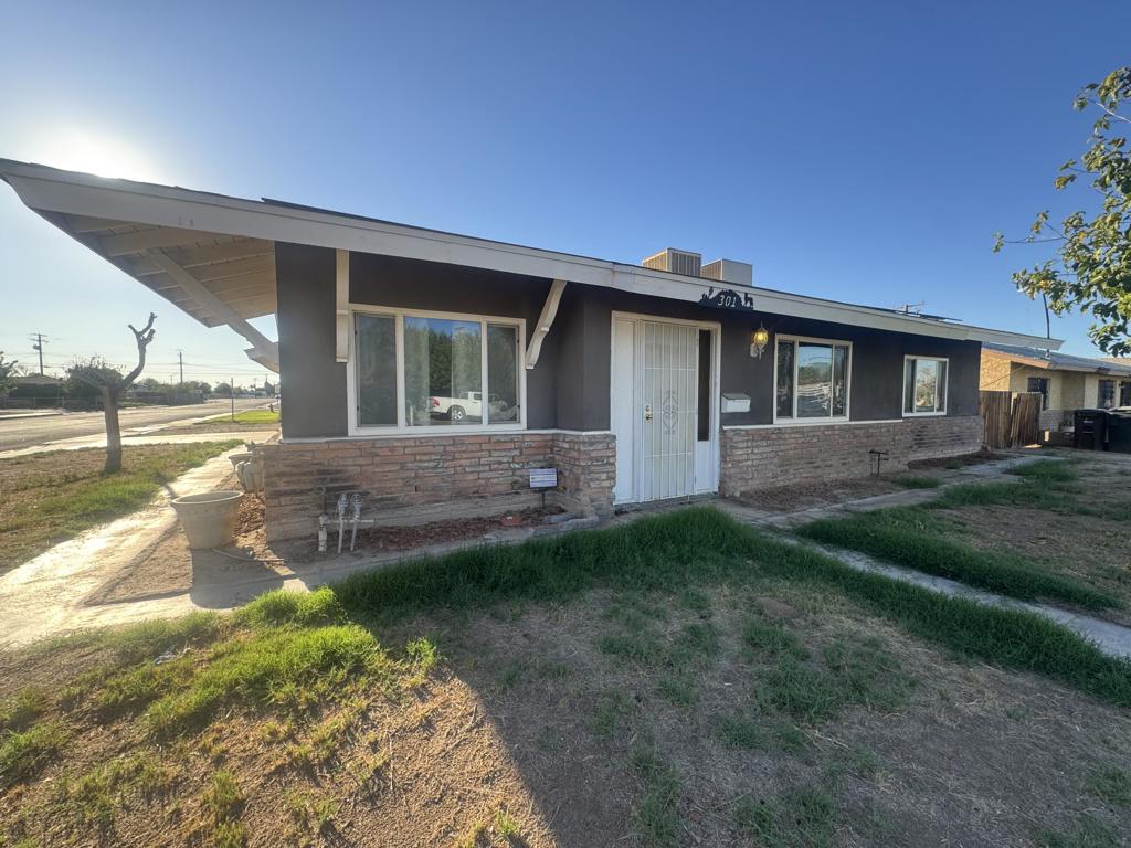 301 N Sola Street