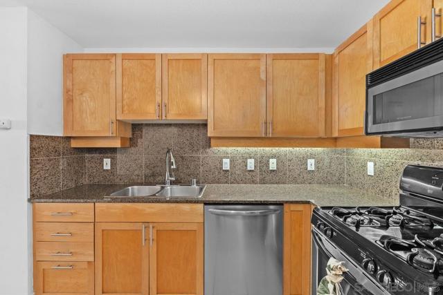 1240 India St, San Diego CA: https://media.crmls.org/mediaz/f0fc7699-6cea-46da-b08a-8c5f09bfb292.jpg