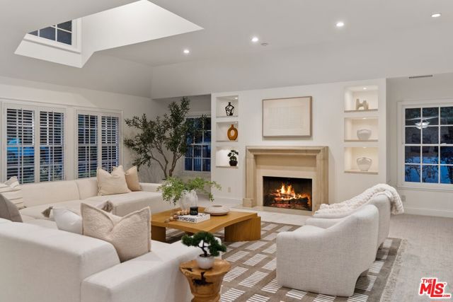 2596 Wallingford Drive, Beverly Hills CA: https://media.crmls.org/mediaz/f0fcd56a-5164-4667-8a2d-ff0301870fe7.jpg