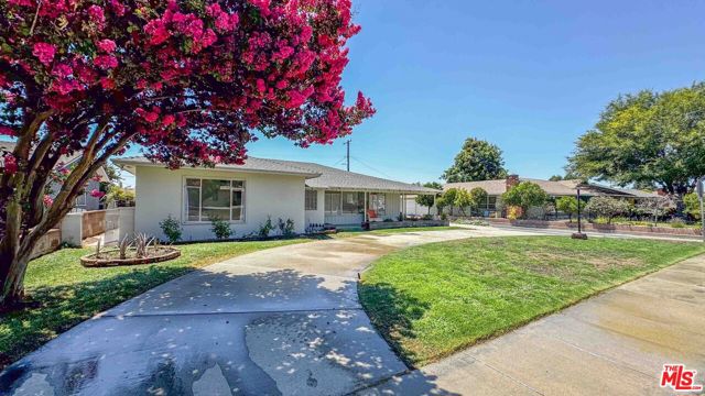 565 W El Morado Court, Ontario CA: https://media.crmls.org/mediaz/f0fd5784-a625-4e10-8c3b-4dab3d96872e.jpg