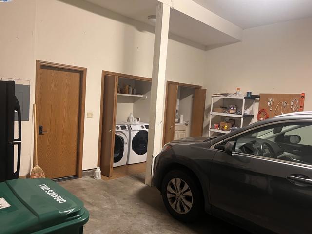 37 Binnacle Hl, Oakland CA: https://media.crmls.org/mediaz/f0fe3c75-dc3f-4166-b6e8-6c0319a01474.jpg