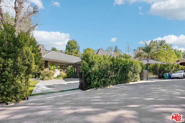 4900 Queen Victoria Road, Woodland Hills CA: https://media.crmls.org/mediaz/f0fed5d9-d33f-4c11-a93b-bbd7660227ca.jpg