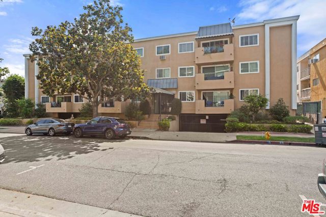 705 Westmount Drive, West Hollywood CA: https://media.crmls.org/mediaz/f0ff0caa-1f89-436c-a624-f2dae3b5df73.jpg