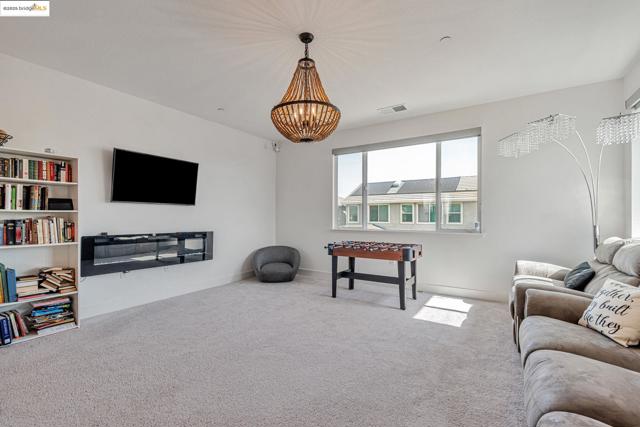 2281 Garden Farms Ave, Lathrop CA: https://media.crmls.org/mediaz/f0ff8d57-2e02-436f-8011-d7ec83488cd1.jpg