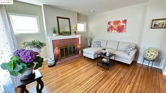 840 Key Route Blvd, Albany CA: https://media.crmls.org/mediaz/f100128b-5d29-4d95-abe8-af40ba9e90b7.jpg
