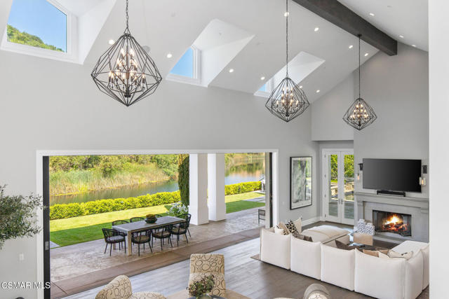 2385 Calbourne Court, Lake Sherwood CA: https://media.crmls.org/mediaz/f1008d67-0f94-4b57-932f-3e7830c73949.jpg