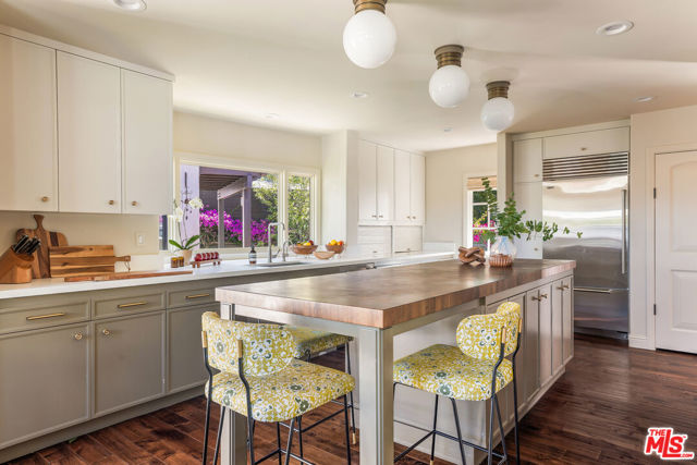 2770 La Castana Drive, Los Angeles CA: https://media.crmls.org/mediaz/f1029f11-8320-4b33-b507-63b5e79f96b1.jpg