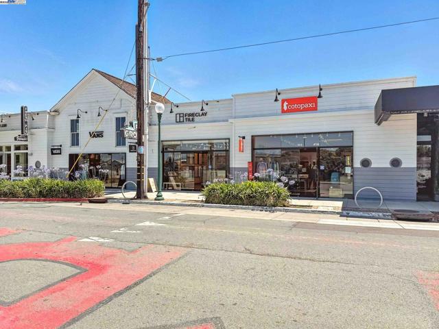 2238 7Th, Berkeley CA: https://media.crmls.org/mediaz/f1039158-ce8b-4ccf-8b19-62869fc3fd04.jpg