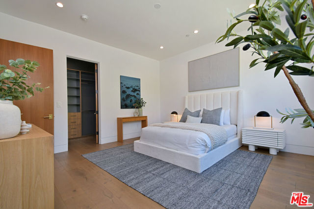 4544 Woodley Avenue, Encino CA: https://media.crmls.org/mediaz/f103cffb-6c76-4f61-8f97-efad89041495.jpg