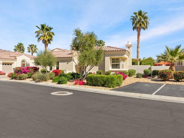 80872 Calle Azul, La Quinta CA: https://media.crmls.org/mediaz/f1040529-9d12-43ce-9ee4-6ad2f8484d99.jpg