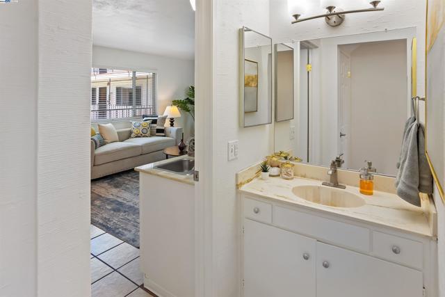2133 Santa Clara Ave, Alameda CA: https://media.crmls.org/mediaz/f10480ab-c420-45f2-a967-fb65619dfd73.jpg