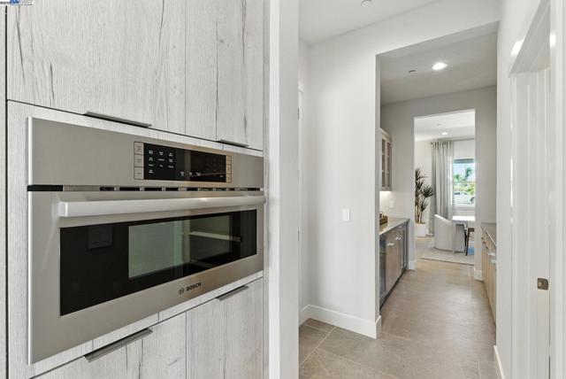 1685 Arione Street, Brentwood CA: https://media.crmls.org/mediaz/f10485a2-d3c9-46ff-a0e2-02d361b38dc3.jpg