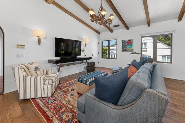 7344 Olivetas Ave, La Jolla CA: https://media.crmls.org/mediaz/f1052789-8d6e-4cc4-987f-e67551b1ef77.jpg