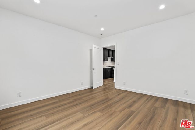 2700 S Palm Grove Avenue, Los Angeles CA: https://media.crmls.org/mediaz/f1052ba7-7fb9-4644-b153-a3641c720763.jpg
