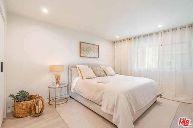 2805 3rd Street, Santa Monica CA: https://media.crmls.org/mediaz/f1052e39-0d98-4387-b6d1-5360ae36b438.jpg