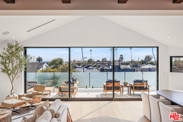 2530 Beverley Avenue, Santa Monica CA: https://media.crmls.org/mediaz/f105cc69-2cd6-4b9a-af3d-f979164b4ec0.jpg