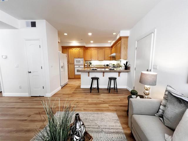 49031 Woodgrove Cmn, Fremont CA: https://media.crmls.org/mediaz/f106a76e-88ae-4efe-9cc1-2642819e31f1.jpg