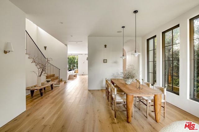 4209 Vantage Avenue, Studio City CA: https://media.crmls.org/mediaz/f1089852-fac4-4f90-aa9d-d87f6d1d7ea2.jpg