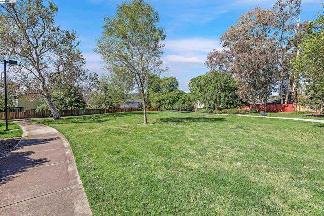 3641 Shenandoah Ct, Pleasanton CA: https://media.crmls.org/mediaz/f1097eb7-812b-48ba-b5fb-3a7314f79d6b.jpg
